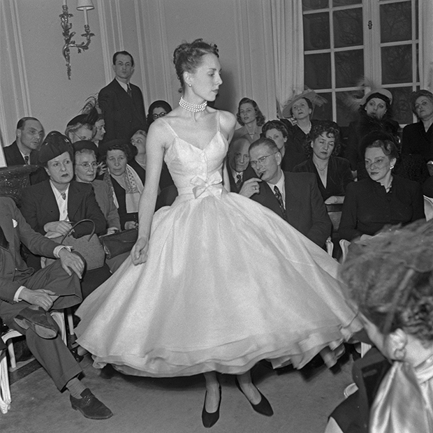 Šaty Christian Dior s nadýchanou sukní z kolekce jaro-léto 1948 